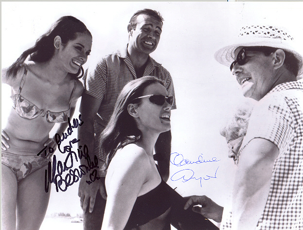 Claudine Auger och Martine Beswicke, fotad med Sir Sean Connery and Terence Young Multiple signed 10x8 inch photo