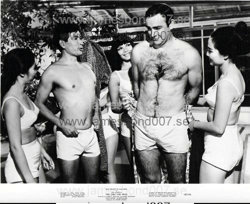 Sir Sean Connery, Tetsuro Tamba with girls Svartvit, 67/115