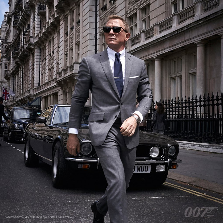 Daniel Craig 007 Aston Martin V8 Bond 25