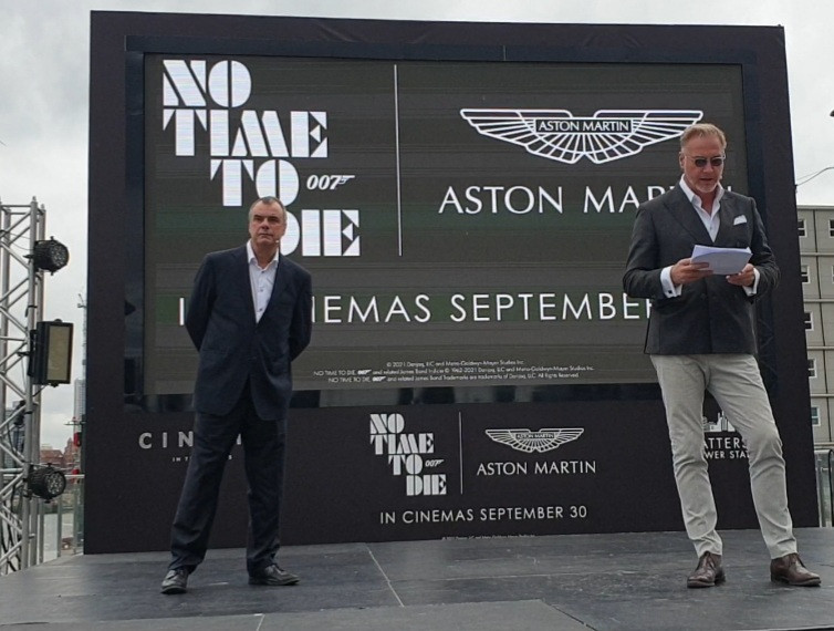 Chris Corbould och Marek Reichman vid Aston Martin DB5 Corgi box avslöjandet i London