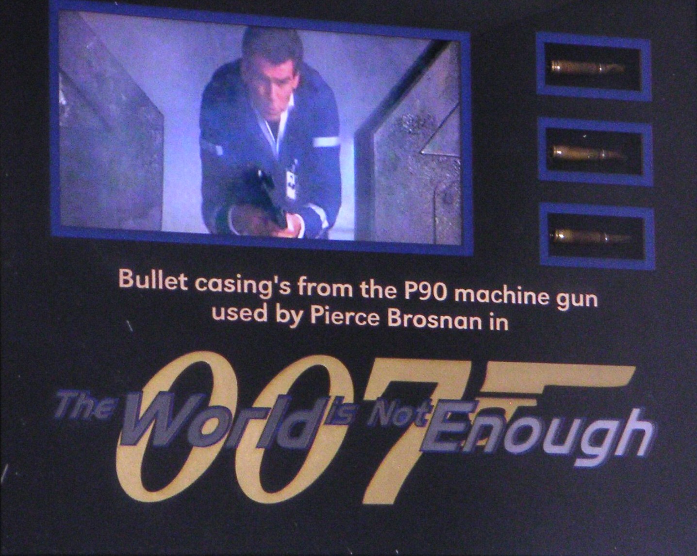 Pierce Brosnan Bullet Casing Display Använd i filmen
