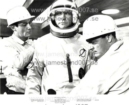 Sir Sean Connery with Blofeld thugs Black and white, 67/115