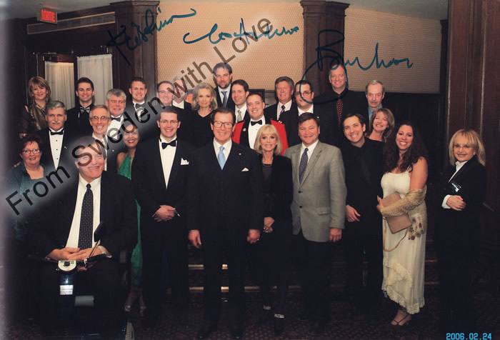 Gruppfoto med Sir Roger Moore under Vue sur Bond event Färg