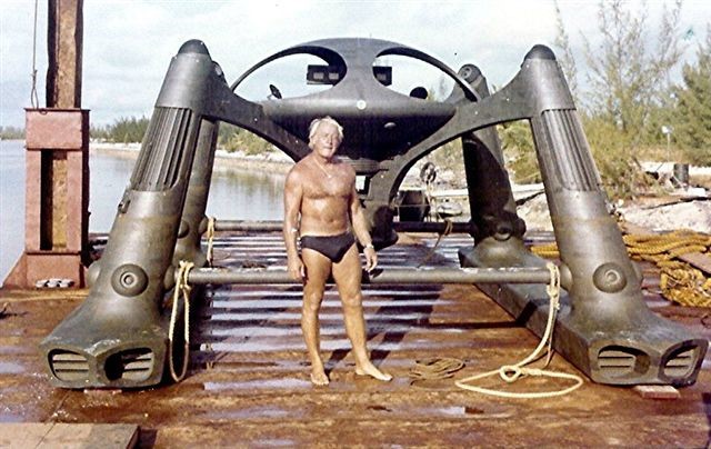 John McLaughlin med Atlantis-modellen för Älskade spion