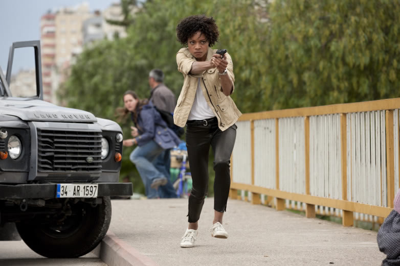 Eve Moneypenny (Naomie Harris) and Land Rover Defender in Skyfall