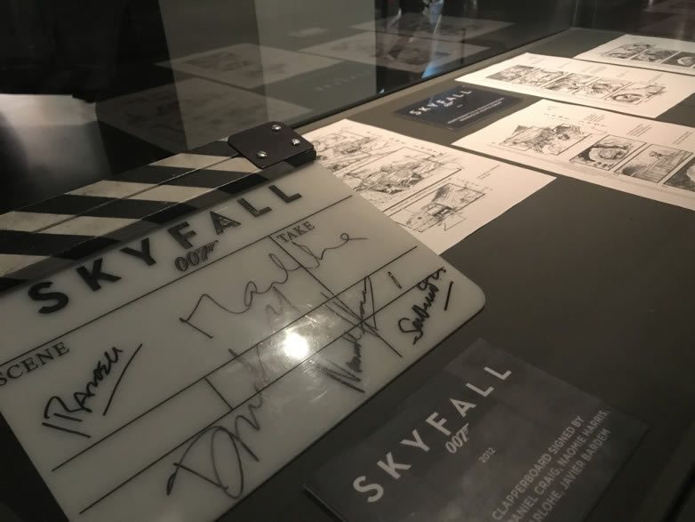 Skyfall klappa signerad av Daniel Craig, Naomie Harris, Berenice Marlohe, Javier Bardem & Sam Mendes